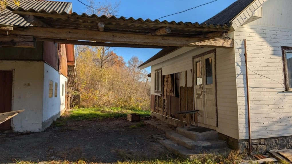 Жилий будинок на околиці м. Косів із господарськими будівлям