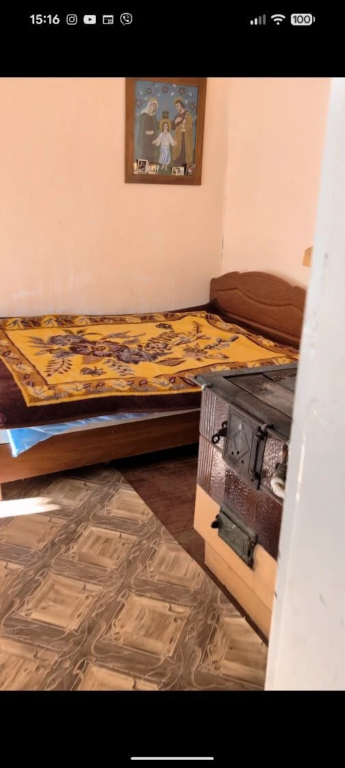 Жилий будинок на околиці м. Косів із господарськими будівлям