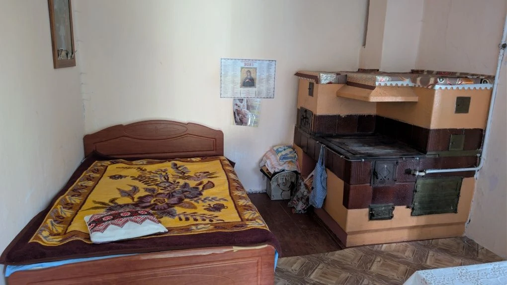 Жилий будинок на околиці м. Косів із господарськими будівлям