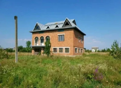 Просторий приватний будинок із земельною ділянкою 20 соток.