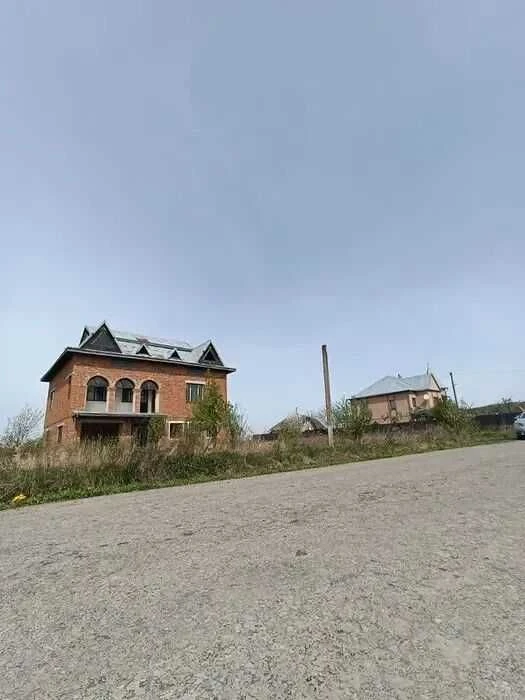 Просторий приватний будинок із земельною ділянкою 20 соток.