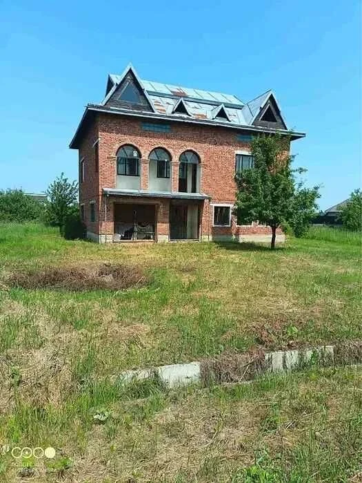 Просторий приватний будинок із земельною ділянкою 20 соток.