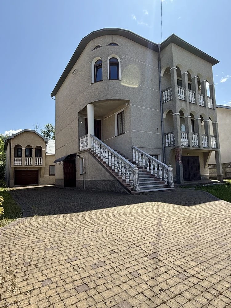 Продається просторий будинок