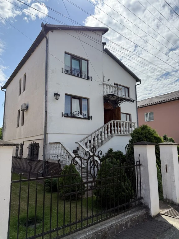 Продається будинок з басейном і сауною