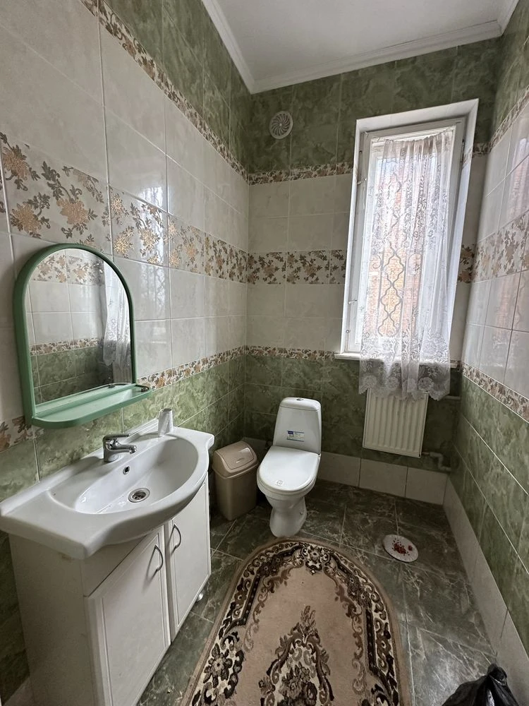 Продам будинок 191.5 м2 та літня кухня 138.5 м2 в м.Тлумач