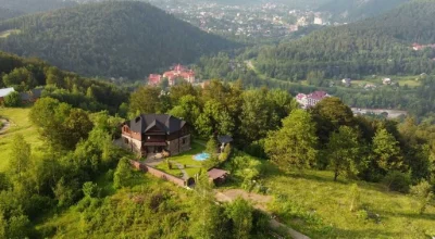 Будинок на вершині своїй гори в м. Яремче