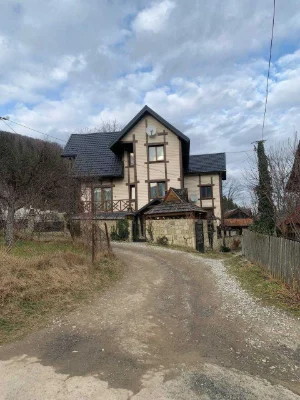 Триповерховий будинок у центрі Яремче 300 м²