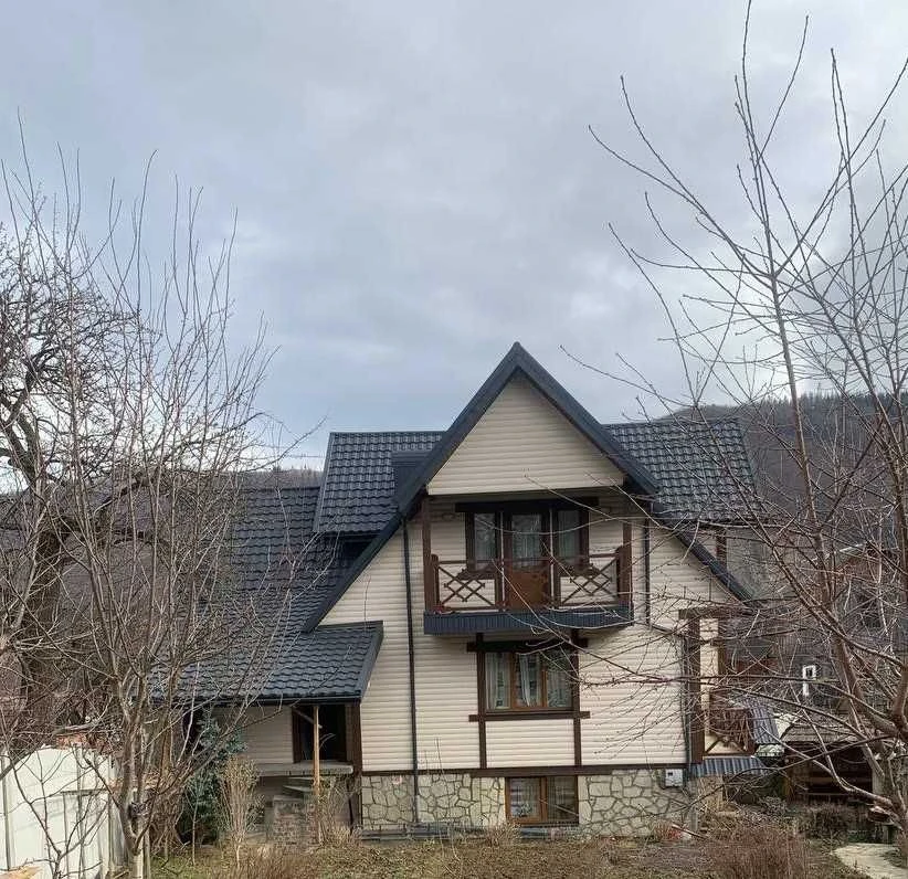 Триповерховий будинок у центрі Яремче 300 м²