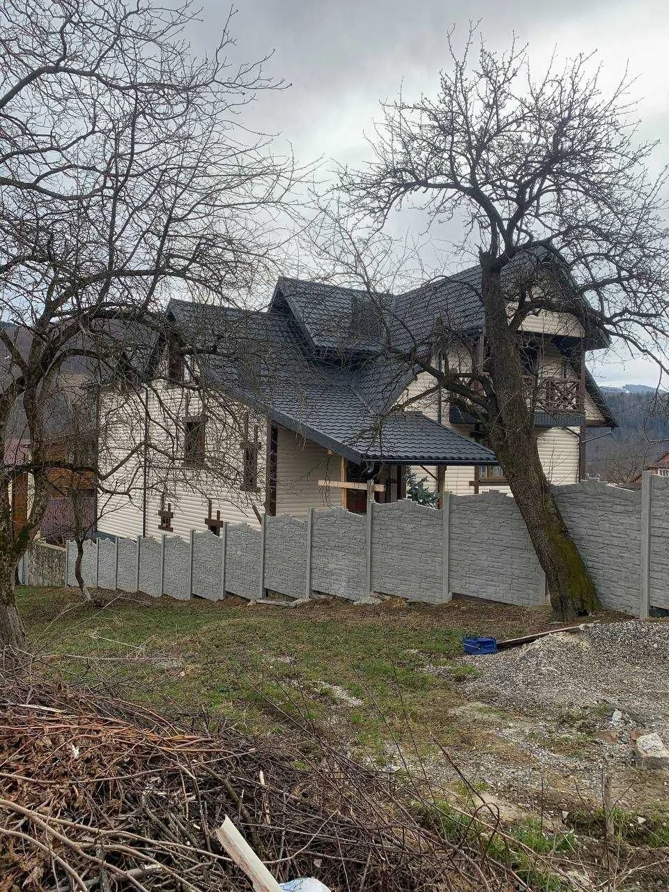 Триповерховий будинок у центрі Яремче 300 м²