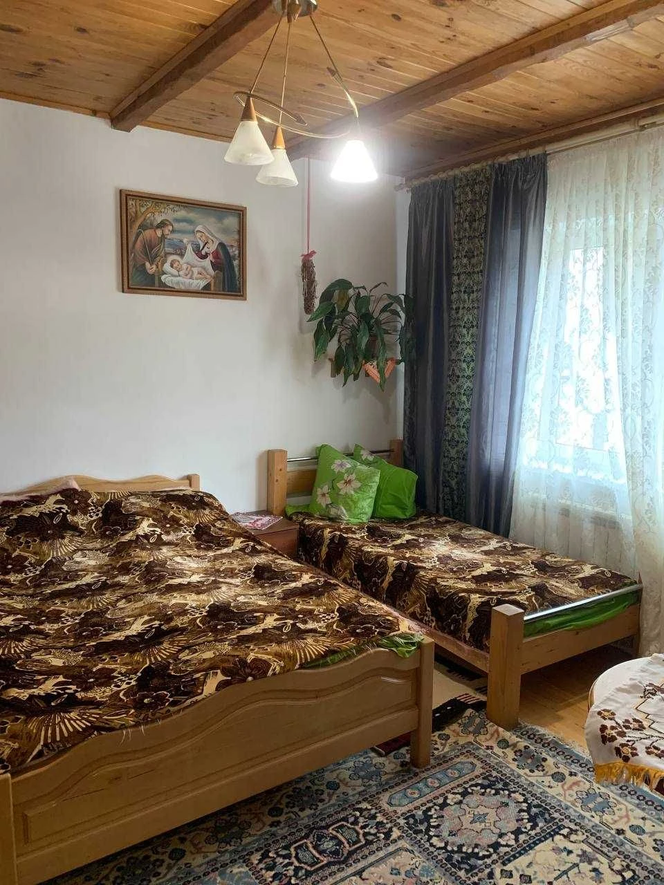 Триповерховий будинок у центрі Яремче 300 м²