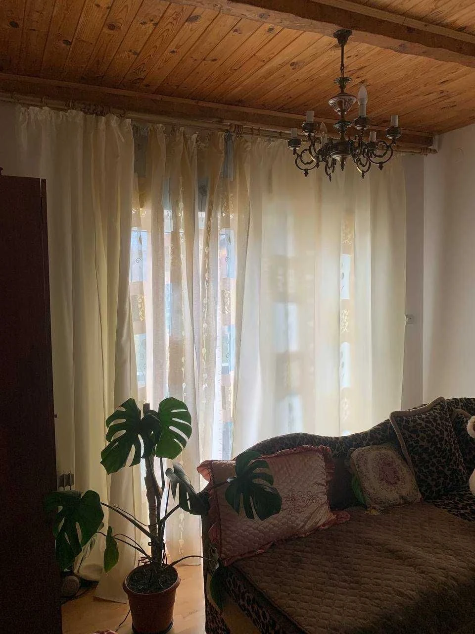 Триповерховий будинок у центрі Яремче 300 м²
