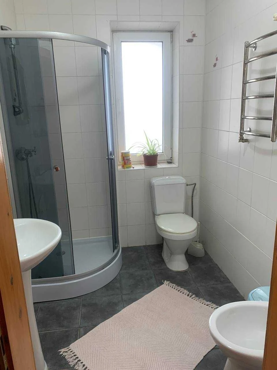 Триповерховий будинок у центрі Яремче 300 м²