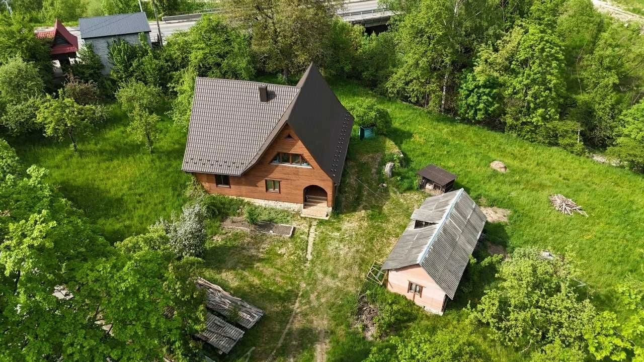 Триповерховий мансардний будинок в Яремче 240 м²