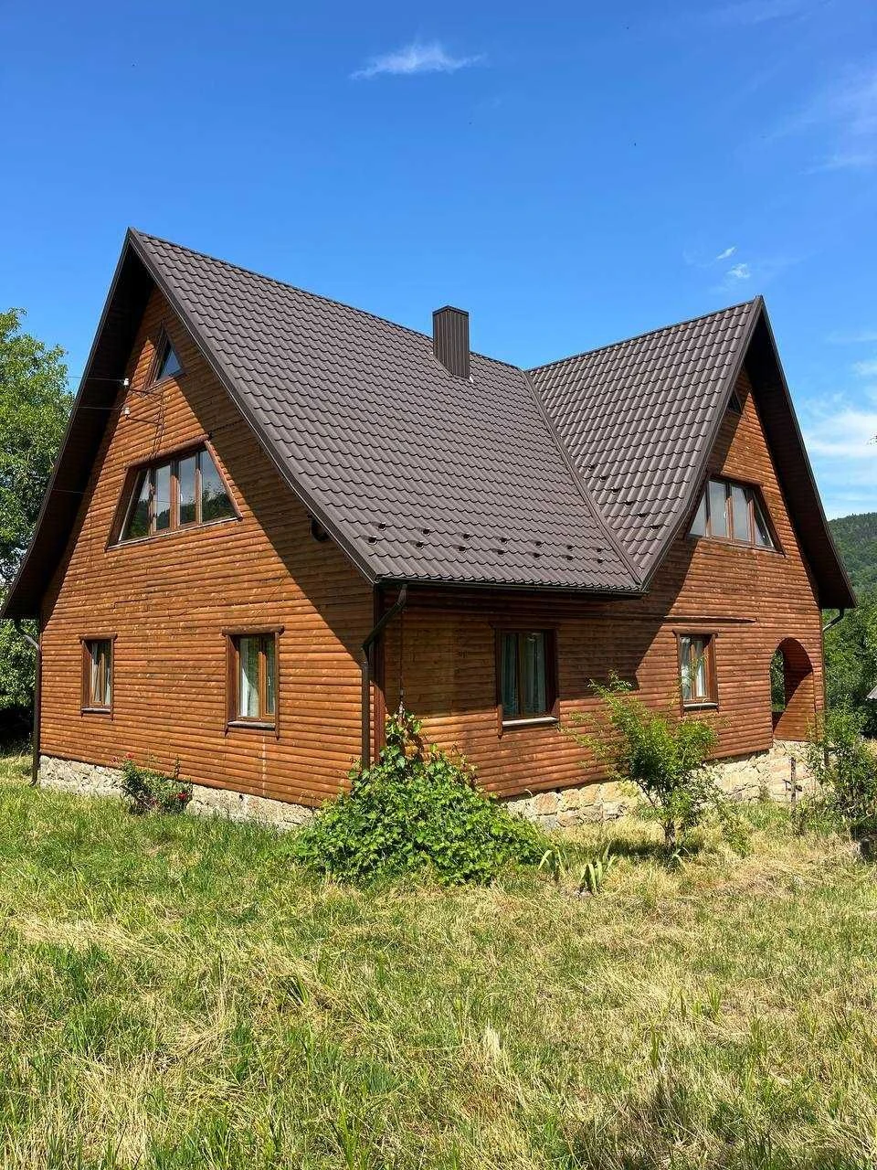 Триповерховий мансардний будинок в Яремче 240 м²