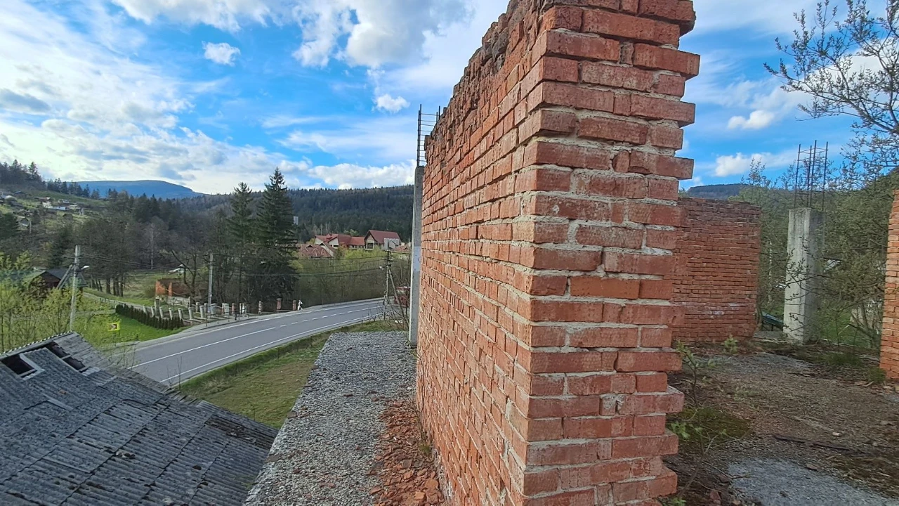 Продаж недобудованого готелю в Яремче 1 лінія від дороги _vv