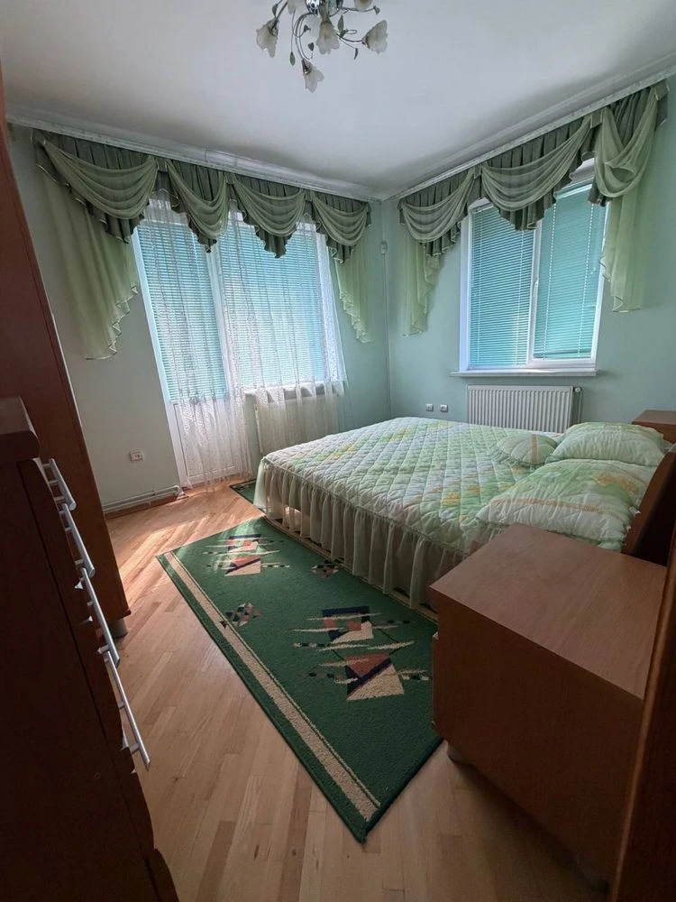Продам будинок в центрі міста Яремча