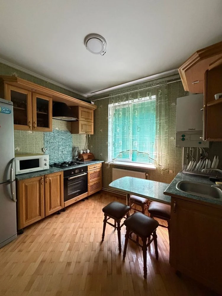 Продам будинок в центрі міста Яремча