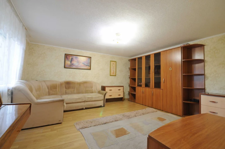 Part of a house in a quiet center!