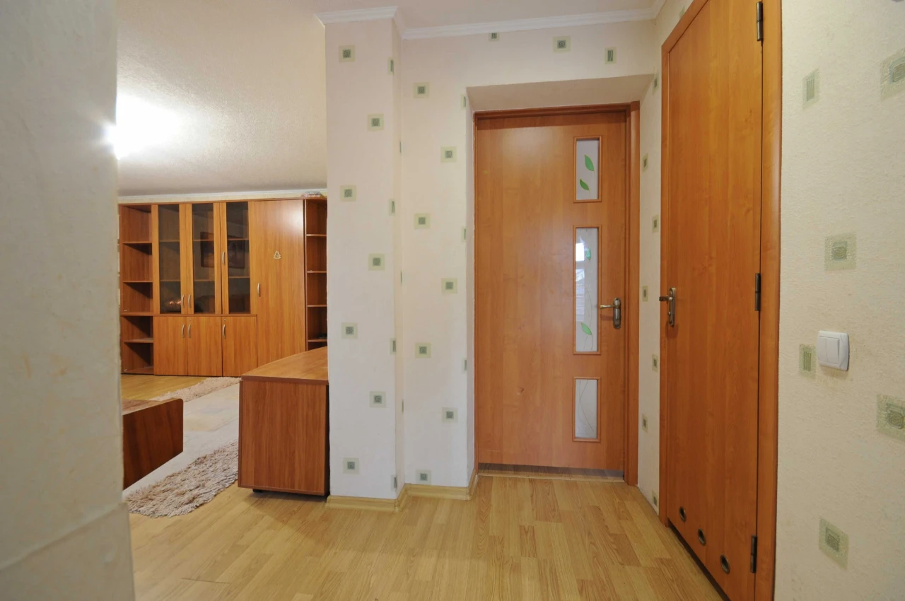 Part of a house in a quiet center!