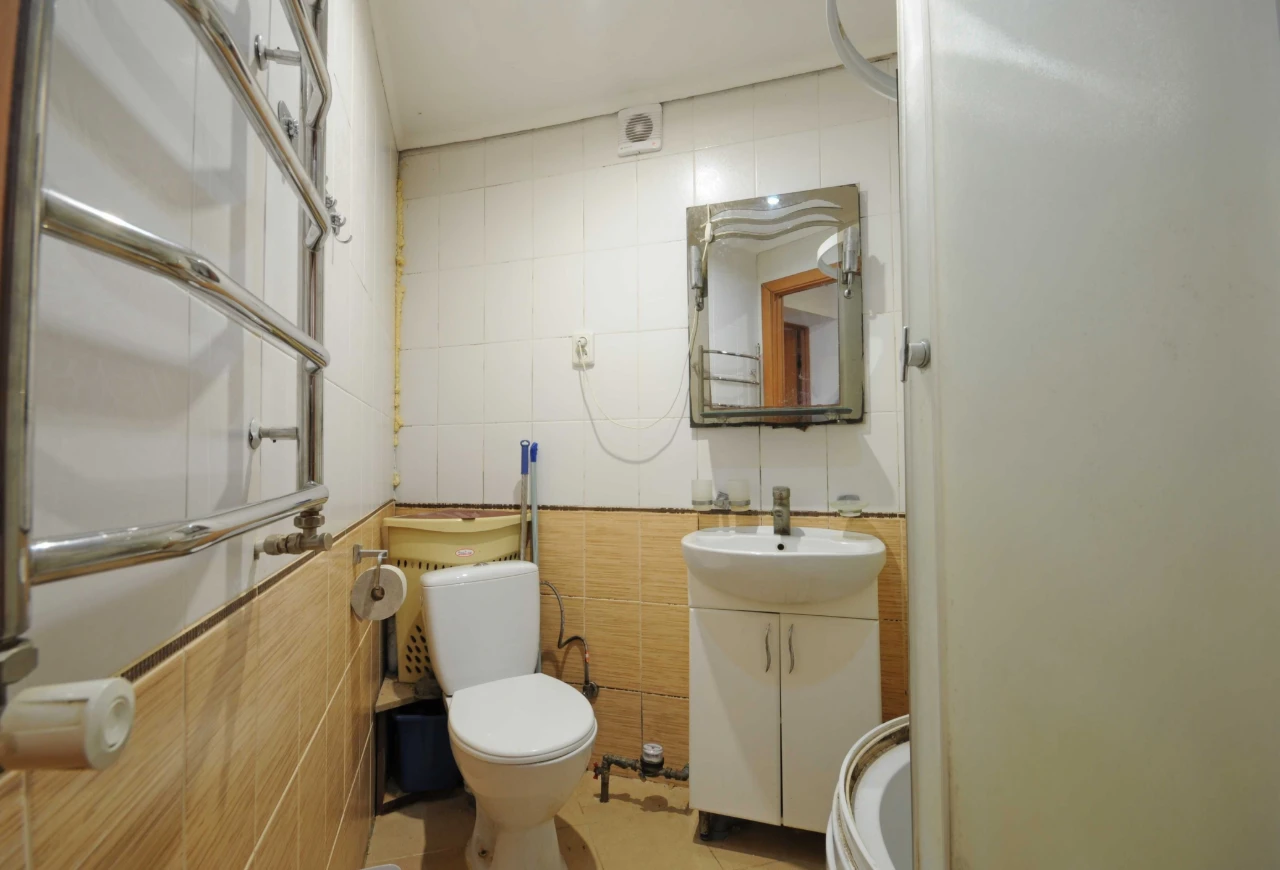Part of a house in a quiet center!
