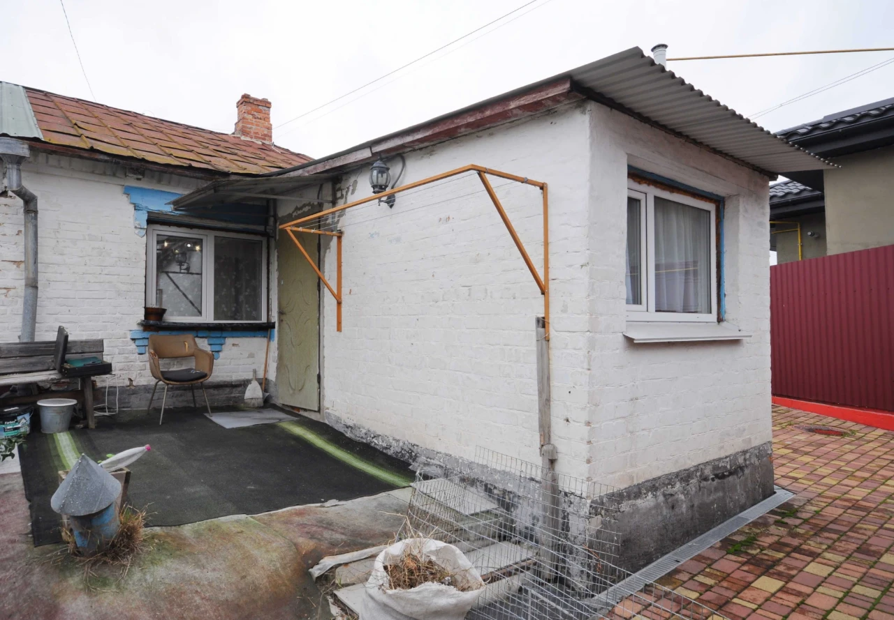 Part of a house in a quiet center!