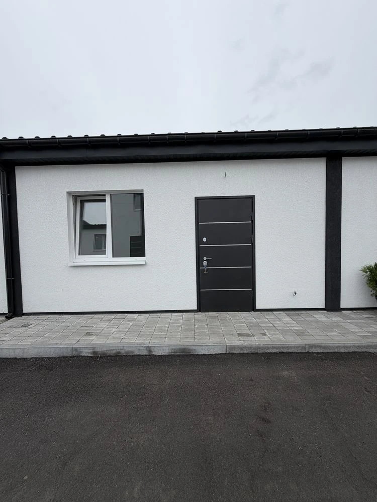 Sale of townhouse with renovation and furniture