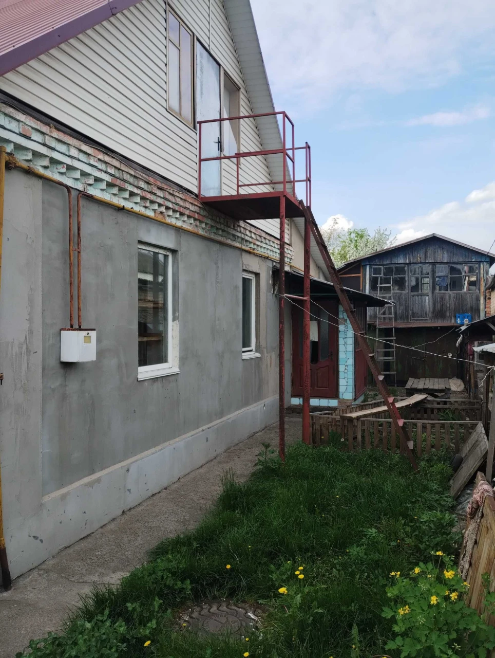 будинок у місті з великою ділянкою