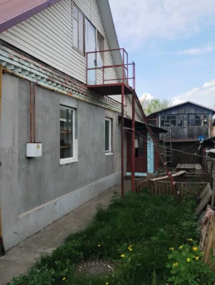 будинок у місті з великою ділянкою