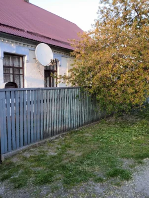 будинок у місті з великою ділянкою