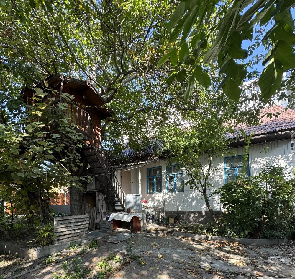 HOUSE FOR SALE in the city center