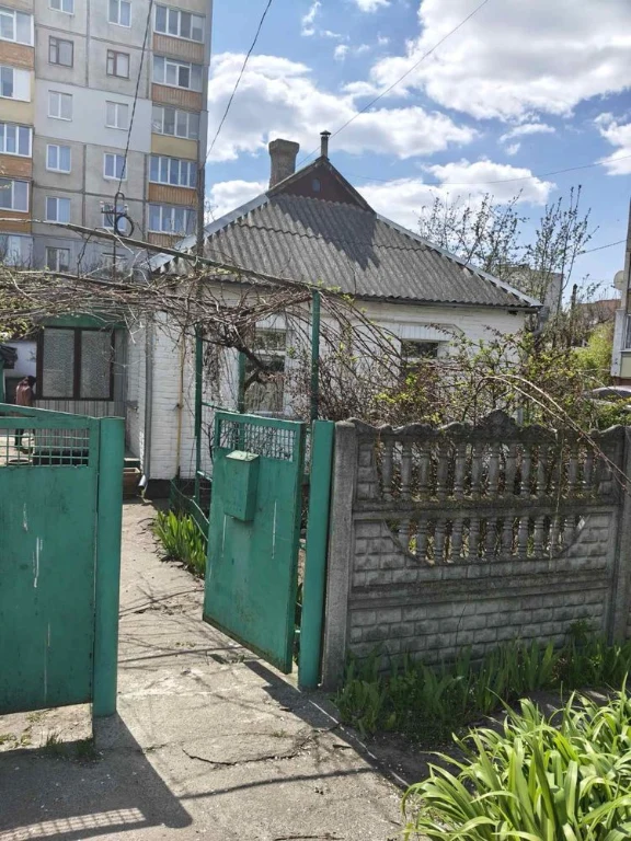 Продаж  будинку та земельної двлянки топ локація  двір Стуса