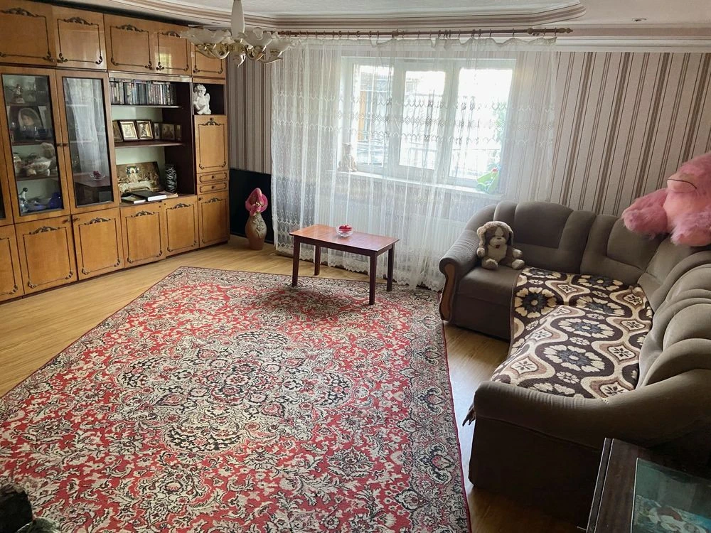 Продам двоповерхову частину будинку на Заріччі!