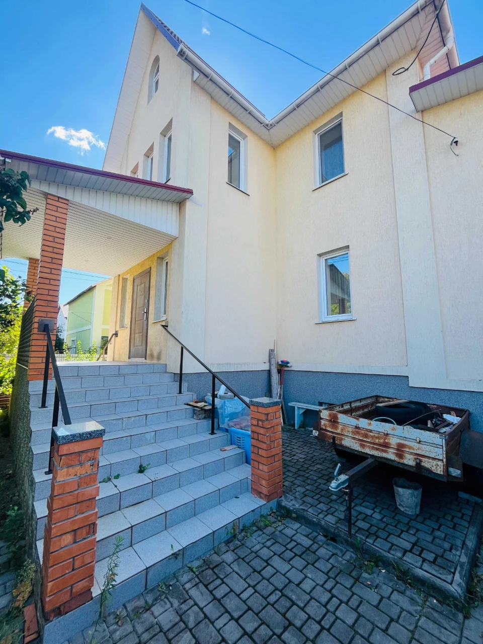 Продаж капітального двоповерхового  цегляного  будинку в м.