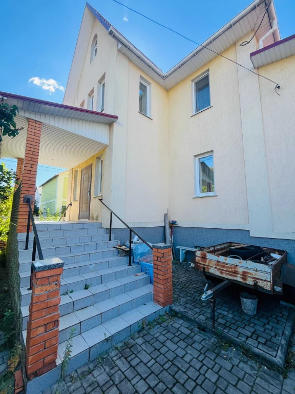 Продаж капітального двоповерхового  цегляного  будинку в м.