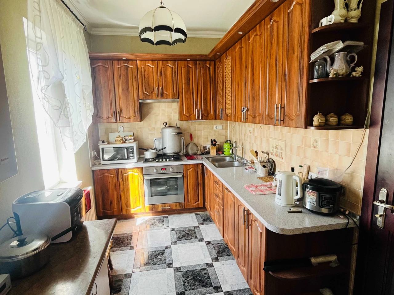 Продаж капітального двоповерхового  цегляного  будинку в м.