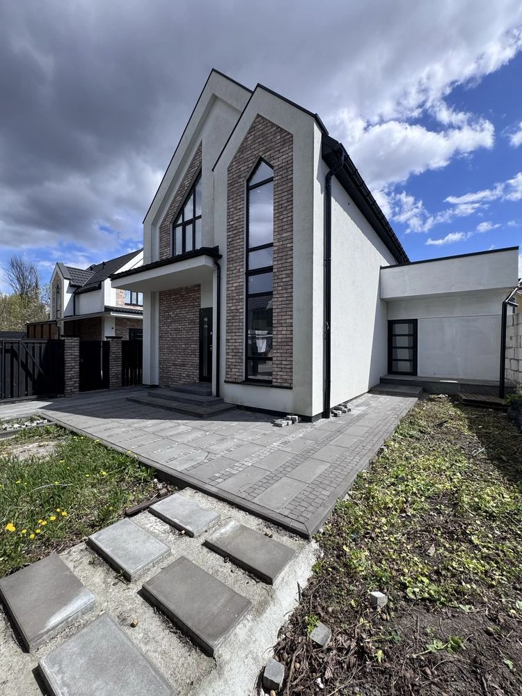Sale of a MODERN house in a CLOSED complex,