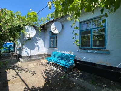 Продається житловий будинок з комунікаціями у місті
