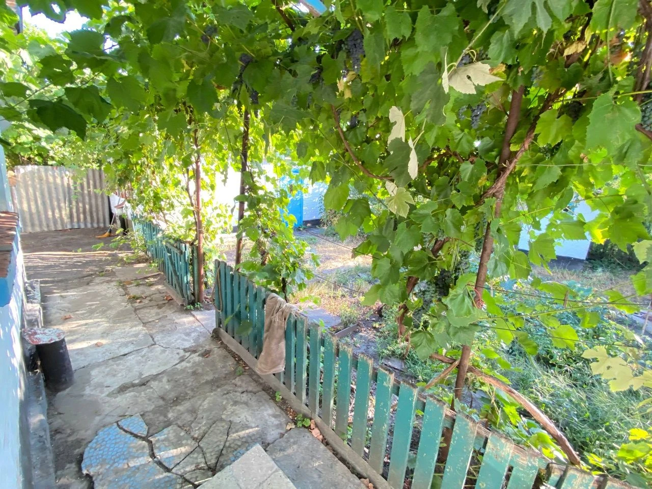 Продається житловий будинок з комунікаціями у місті