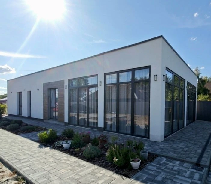 Продаж сучасного заміського будинку
