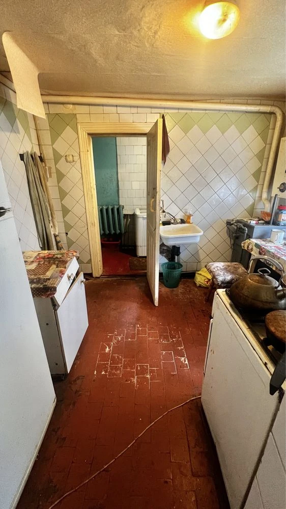 Частина будинку з окремим двором, гараж