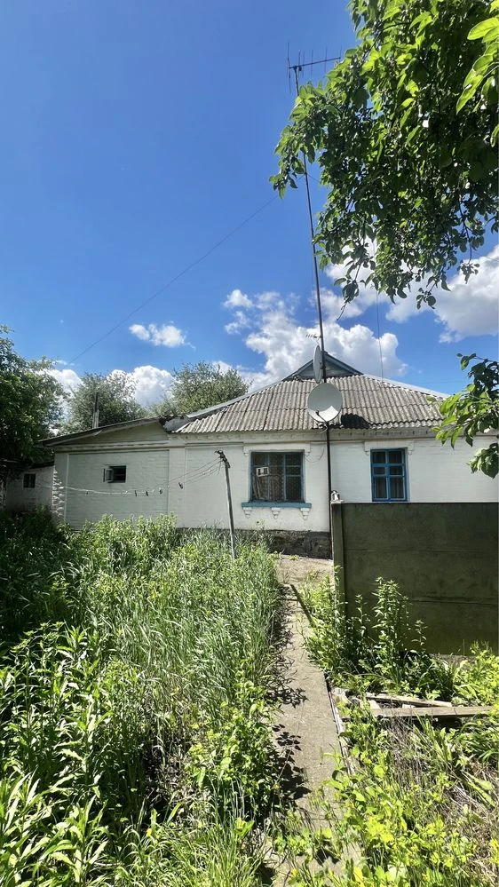 Частина будинку з окремим двором, гараж