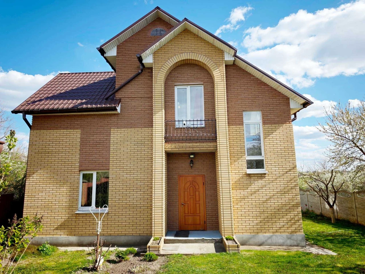 Продам капітальний цегляний Будинок біля озера 205м2