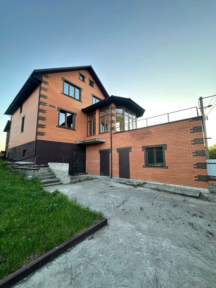 Продаж будинку на Летрі попяд з краєвидом на річку
