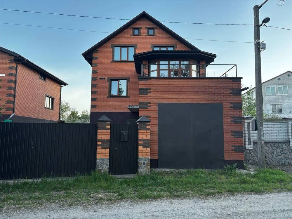 Продаж будинку на Летрі попяд з краєвидом на річку