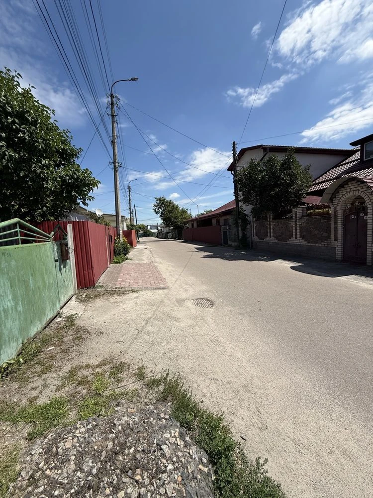 Продається частина будинку з однією спальні в центрі міста.