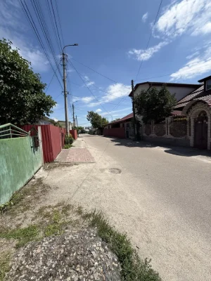 Продається частина будинку з однією спальні в центрі міста.