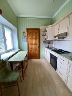 Продаж будинку в Центрі міста