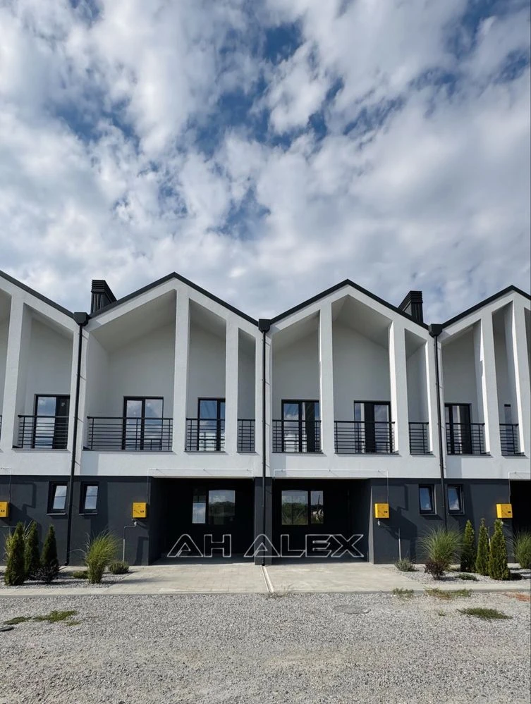 Продам сучасний таунхаус військбуд