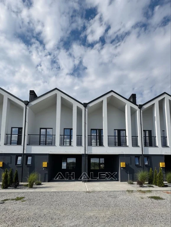 Продам сучасний таунхаус військбуд