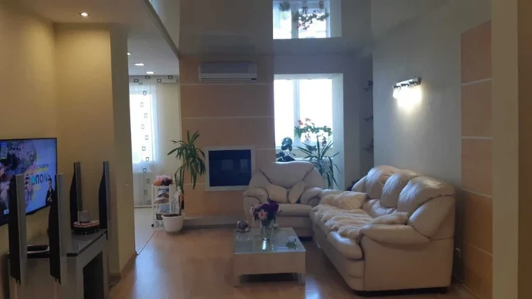 I will sell a 3-room apartment on the street Rabochey (Uralskaya, 5). Repair, m
